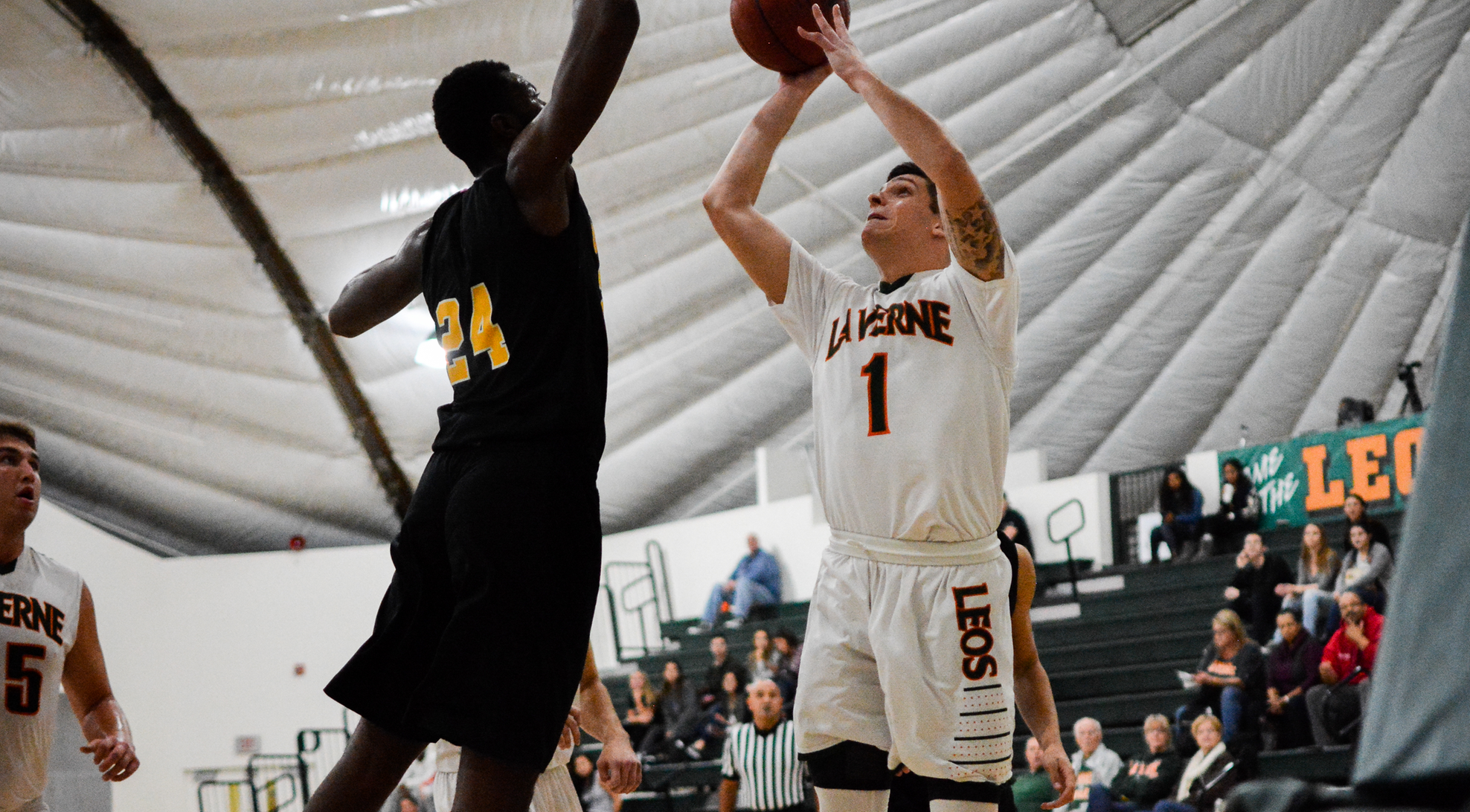 Men's Basketball edged by Linfield