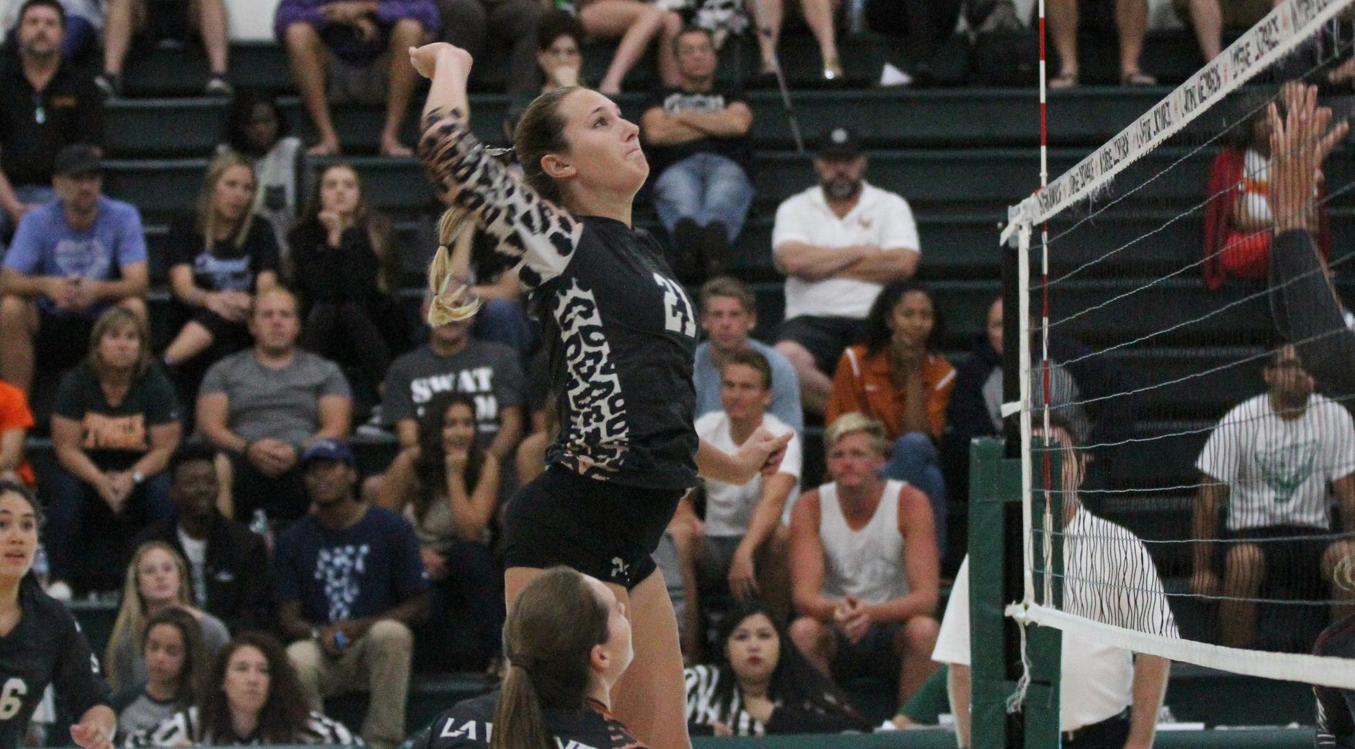 Volleyball drops to No. 2 Claremont-Mudd-Scripps, 3-0