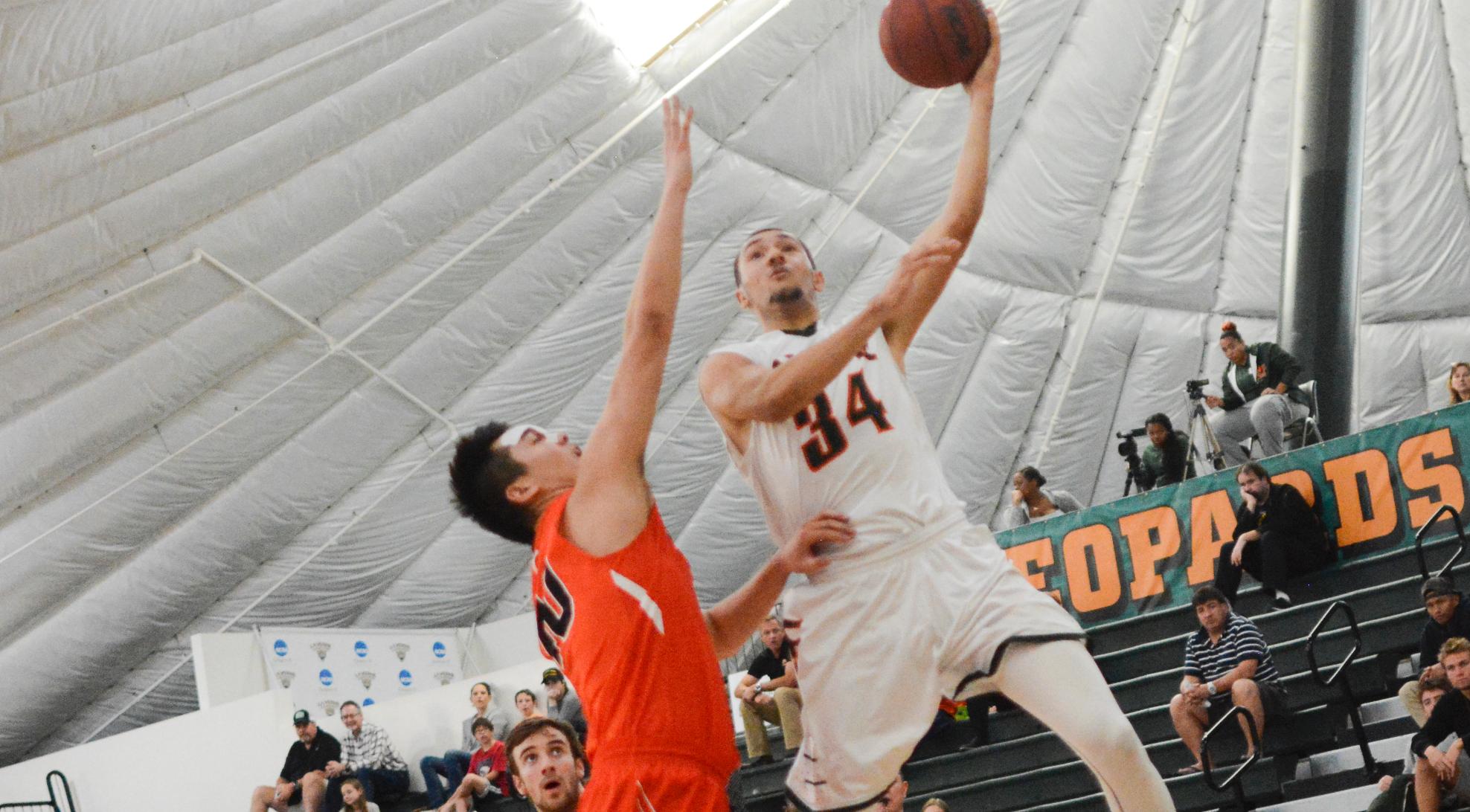 Men's Basketball drops to Occidental, 74-70