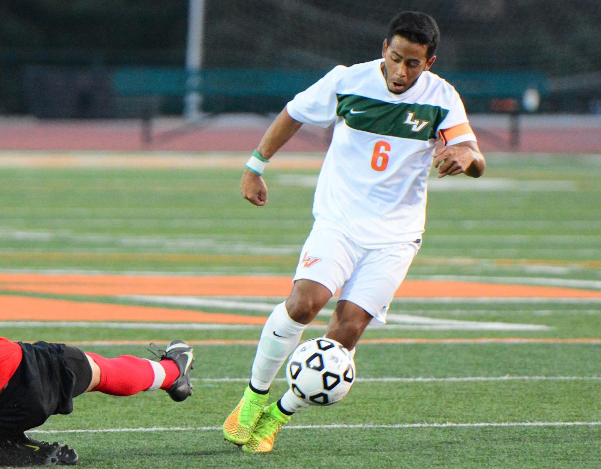 Men’s Soccer misses chances at Oxy in season finale