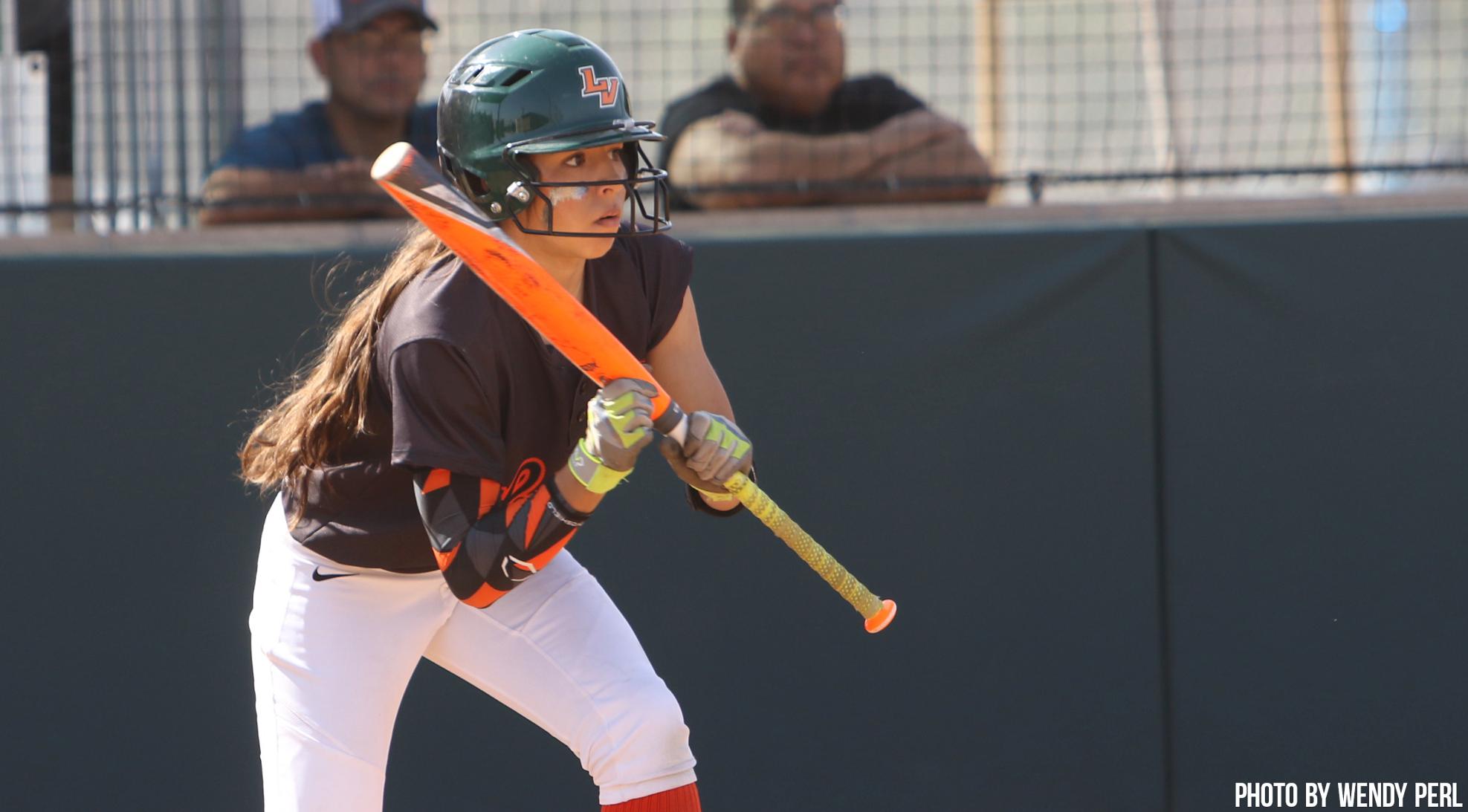 Softball walks off on squeeze in Game 1; Jaquess pitches shutout in Game 2