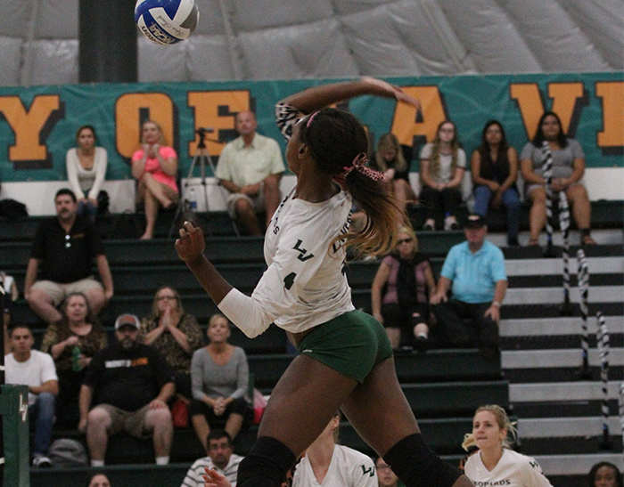 No. 18 Volleyball falls to Texas powerhouses