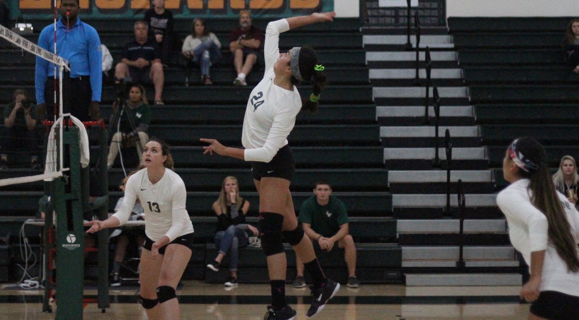 No. 24 Volleyball sweeps Redlands at home