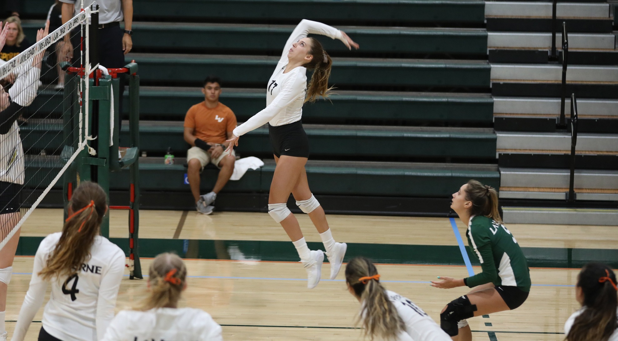 Volleyball wins 5th Straight, Sweeps Redlands