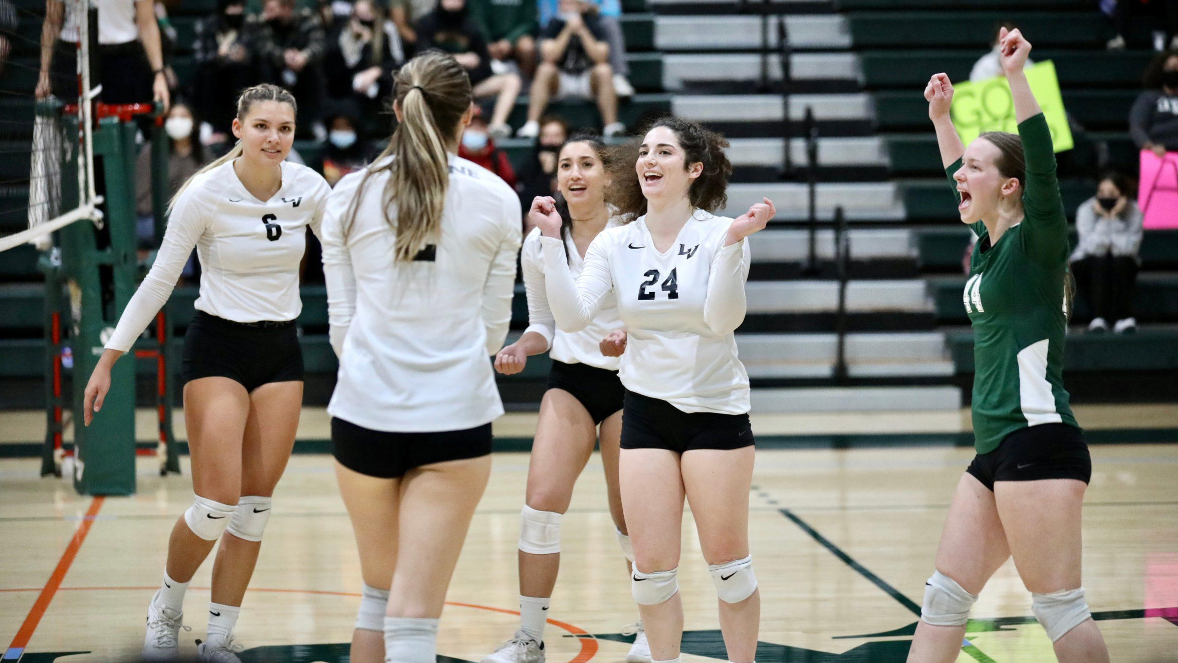 Volleyball Finishes Year with 5-Set WIn